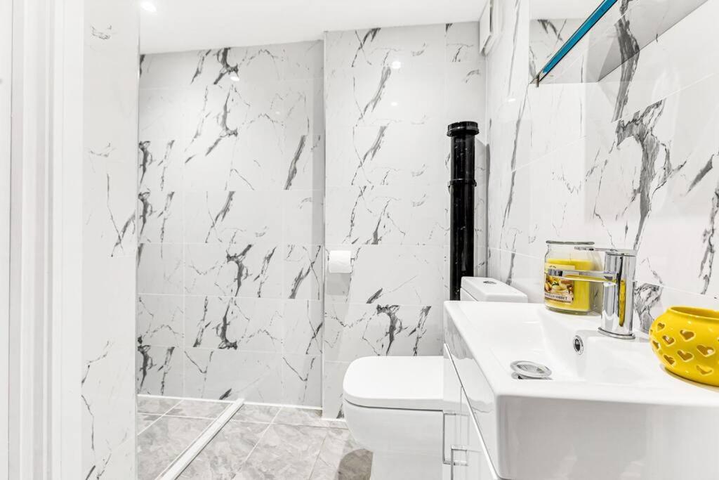 Luxstay Holland Park Apartment With Ac Лондон Екстериор снимка